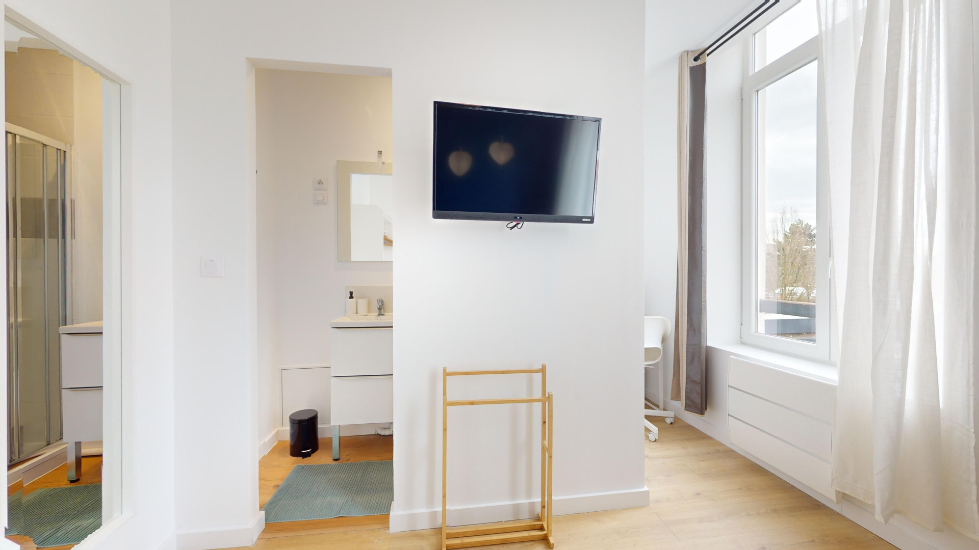 LEGRAND B
