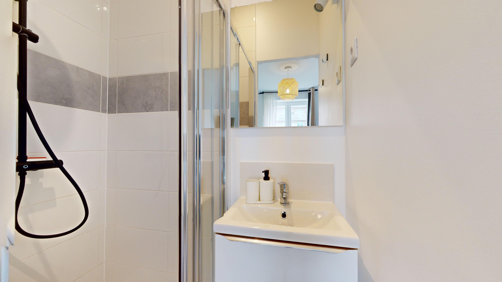 LEGRAND B