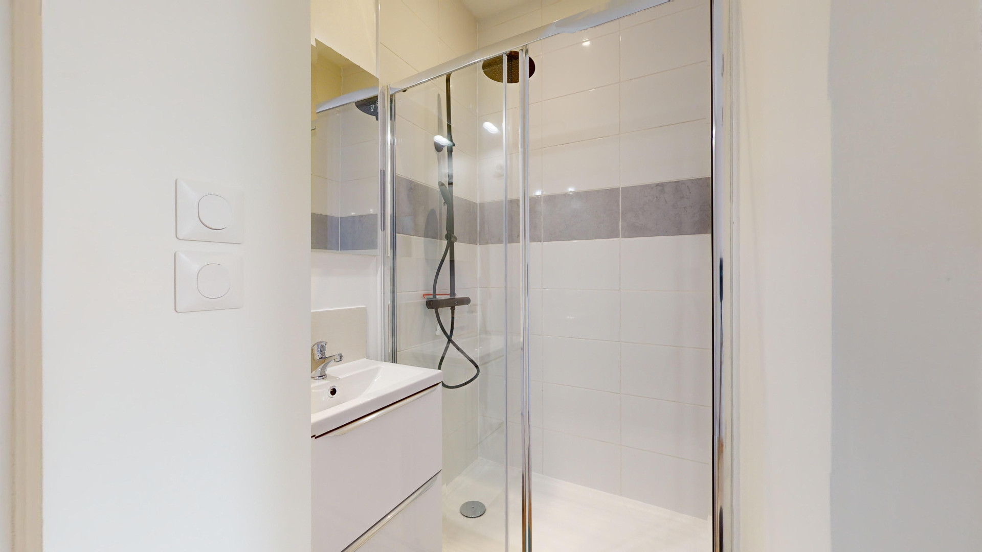 LEGRAND B
